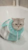 Bain d’un chat installé dans le sac en filet
